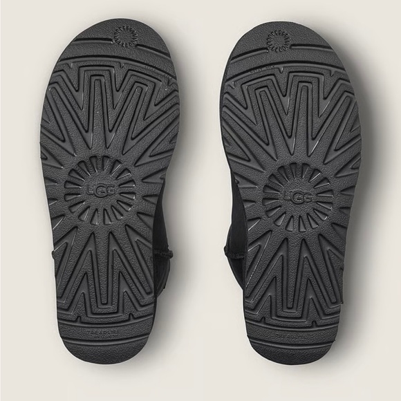 NIB Ugg Classic Mini Boots - Picture 3 of 3